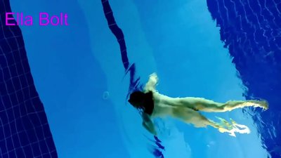 אני לא יכול להפסיק לצפות בבלונדינית צעירה שנתפסה שוחה בעירום בבריכת הנופש של ELLA BOLT