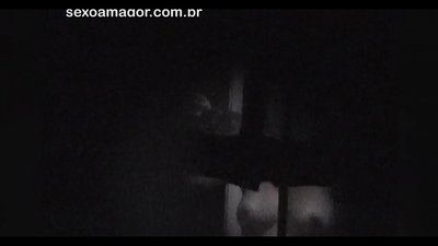 בלונדי מצולם בחשאי על ידי מציצן בשכונה המסתתר מאחורי לבנים חלולות
