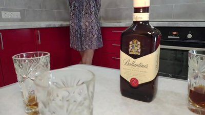 סקס עם אשתו השיכורה של חבר. אני מקווה שלא אכניס אותה להריון.
