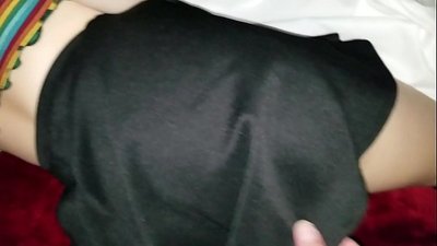 אחות תלמידת בית ספר בתולה ישנה תופסת את ישבנה ההדוק באצבעותיה